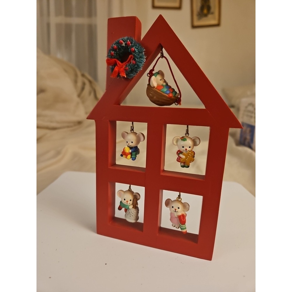 Vintage Avon "A Merry Little Christmas" Stand w/ 5 Mice Ornaments (532)
